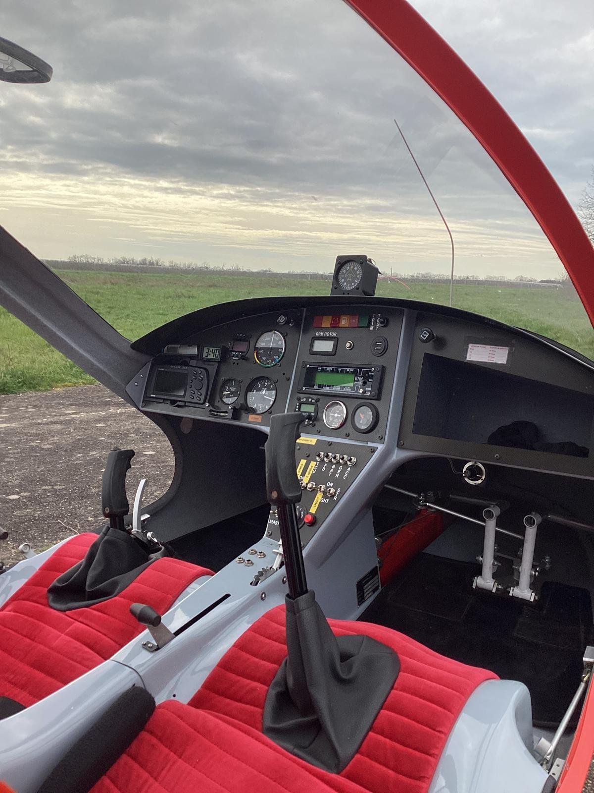 Le cockpit d’un appareil du club