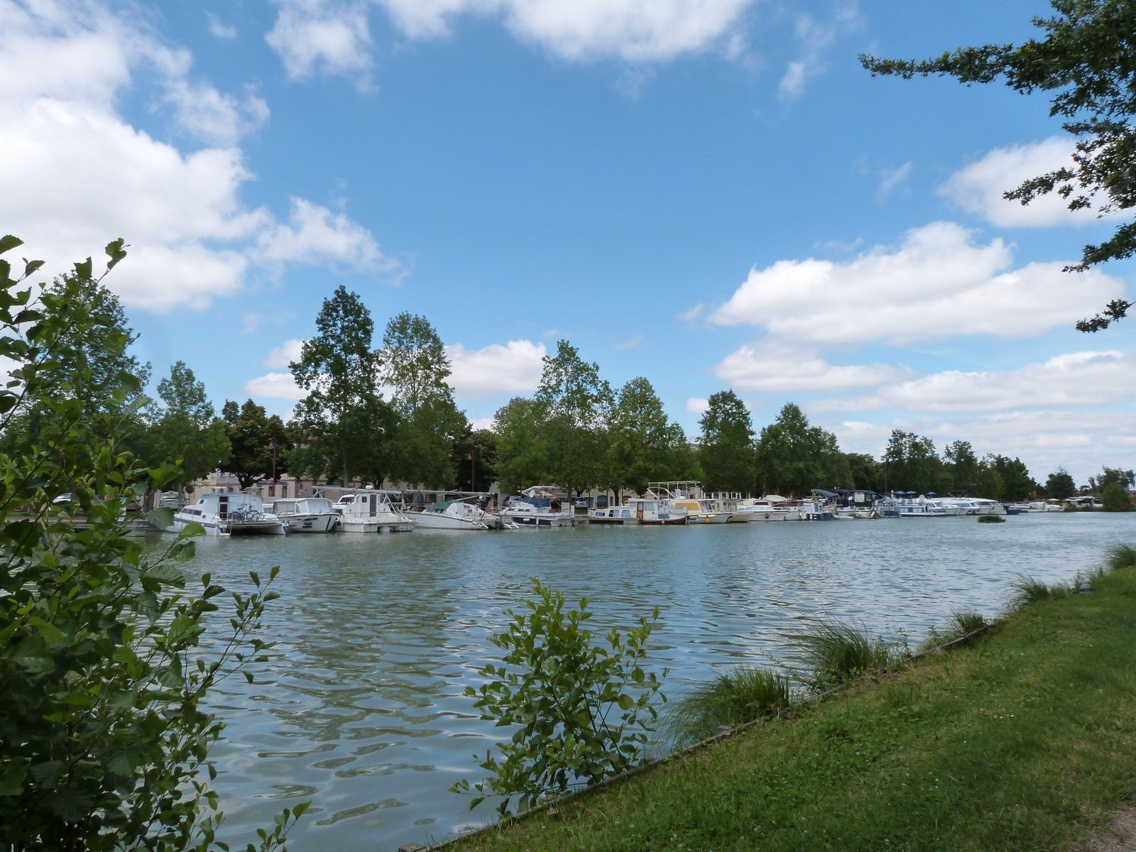 Le port Jacques-Yves-Cousteau sur le canal de Garonne à Castelsarrasin